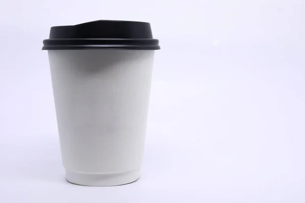 Levar copo para beber café quente no fundo branco — Fotografia de Stock