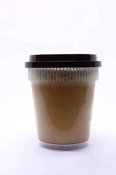 Забрать пластиковую чашку для горячего кофе напиток на белом фоне — стоковое фото