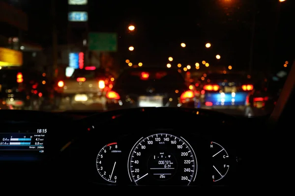 Luz de engarrafamento na rua de cidade da noite — Fotografia de Stock