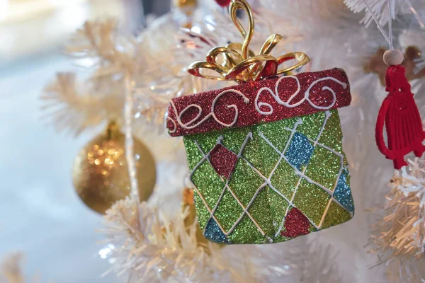 Pequeña caja de regalo adorno de Navidad decoración colgante — Foto de Stock