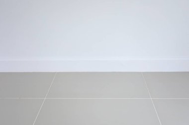 Boş oda içi, beyaz havan duvarı ve yeni bir evde temiz fayans döşemesi.