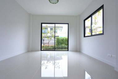 Boş beyaz temiz oda, cam kapı ve pencere kaydırağıyla yeni ev.