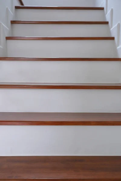 Brązowe drewniane schody i biała ściana w domu mieszkalnym — Zdjęcie stockowe