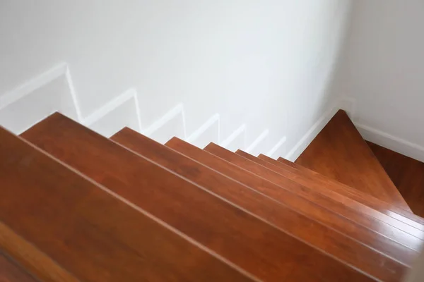 Escada de madeira dura marrom na casa residencial moderna — Fotografia de Stock