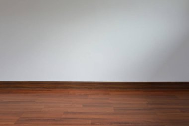 Beyaz duvar ve ahşap döşeme boş odada.