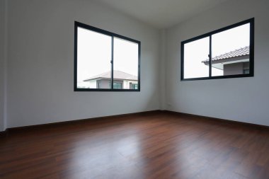 iç tasarım boş beyaz oda cam pencere ve ahşap kaplama döşeme yeni bir ev