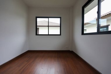 iç tasarım boş beyaz oda cam pencere ve ahşap kaplama döşeme yeni bir ev