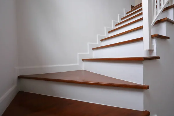 现代住宅中的棕色木制硬木楼梯 — 图库照片