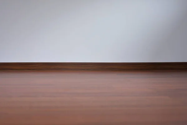Parete bianca e pavimento in laminato di legno in camera vuota — Foto Stock