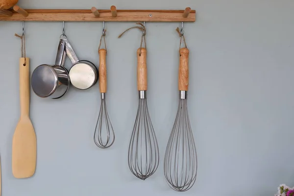 Кухонная утварь висит на стене в кухонной комнате — стоковое фото