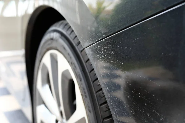 Sporca auto nera con acqua macchiata a secco — Foto Stock