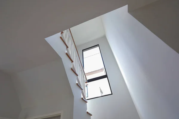 Moderne witte kamer in woonhuis — Stockfoto