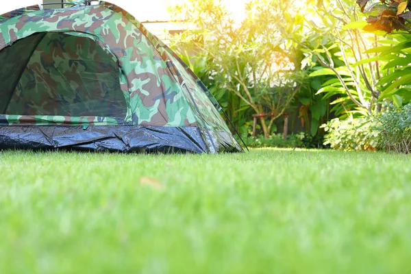 Namiot camping na Zielona trawa trawnik kempingu, sprzęt dla podróż plecak podróż w przyrodzie — Zdjęcie stockowe