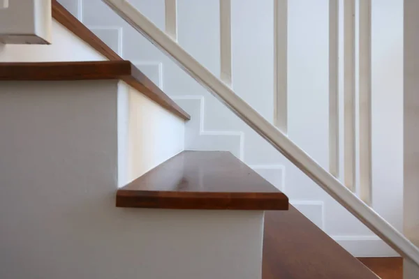 Escada de madeira marrom e parede branca na casa residencial moderna — Fotografia de Stock