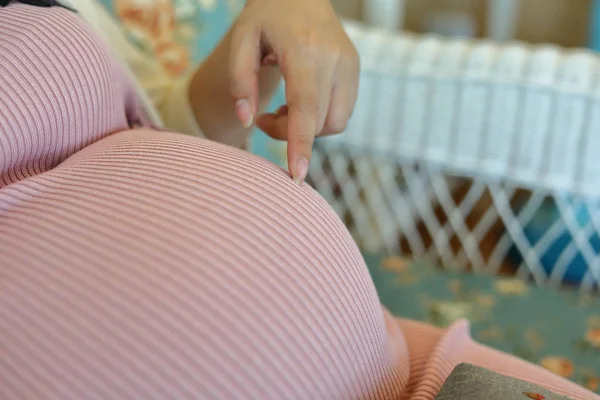 Žena těhotná, detailní obrázek břicho těhotenství matky — Stock fotografie