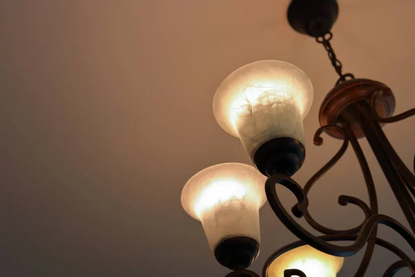 인테리어 디자인의 빛 램프 천장 — 스톡 사진