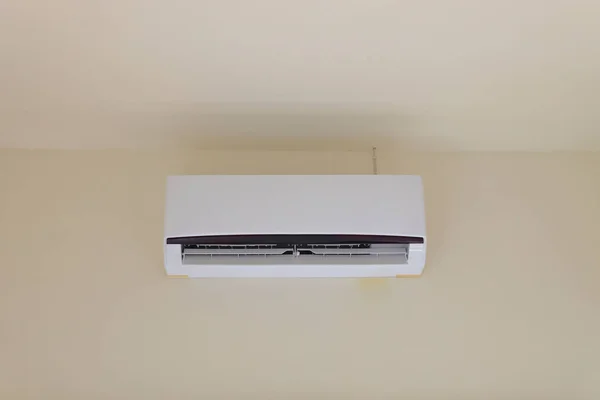 Klimatizační přístroj studený čistič v obývacím pokoji doma — Stock fotografie