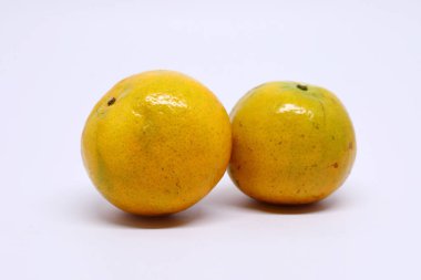 beyaz arkaplanda turuncu organik meyve