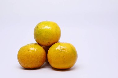 beyaz arkaplanda turuncu organik meyve