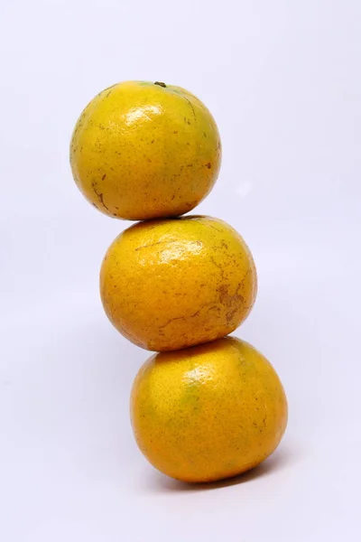Πορτοκάλι βιολογικά φρούτα σε λευκό φόντο — Φωτογραφία Αρχείου
