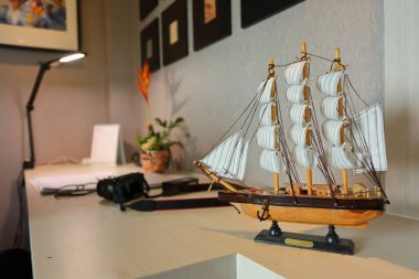 Barque gemisi masa başı ofisinde duruyor. Şansı açık olsun.