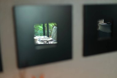 Yemek odasındaki iç dekorasyon evinin aynasında yansıyan yemek masası.