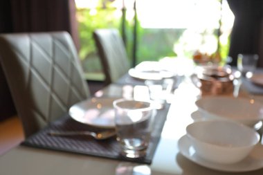 Tabak takımları yemek masasının içine yerleştirilmiş yemek odası, resim bulanık arkaplan