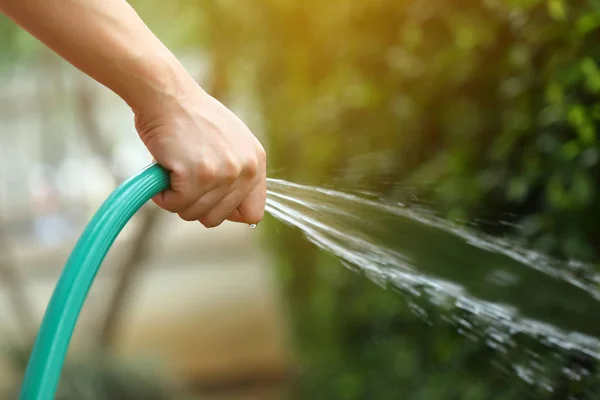 緑の庭で農家の水やり植物 — ストック写真