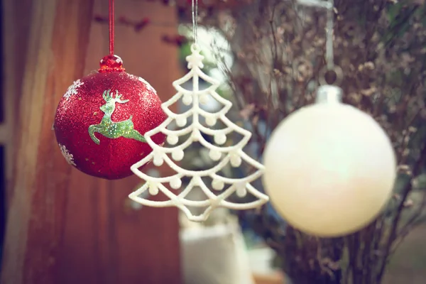 Röd jul boll prydnad hängande dekoration i utomhus trädgård — Stockfoto