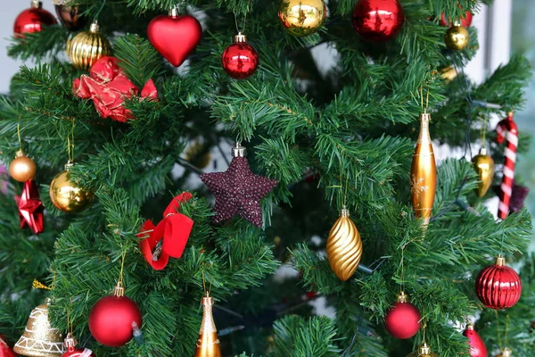 Jul prydnad hängande dekoration på gran träd — Stockfoto