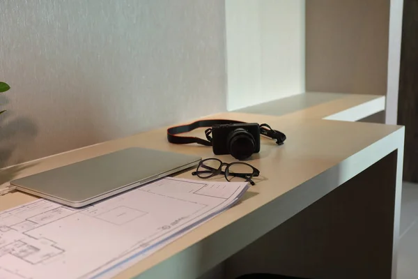Arquitecto bosquejo de papel de anteproyecto y ordenador portátil poner en el escritorio de trabajo de mesa en la oficina del hogar de negocios —  Fotos de Stock