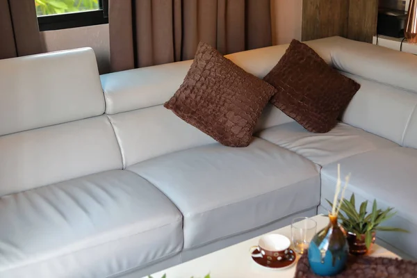 Furnitur sofa kulit di dalam ruang keluarga — Stok Foto