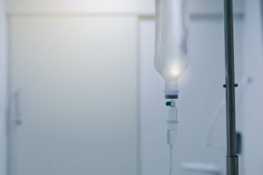 Hastanedeki hastaları iyileştirmek için serum fizyolojik enjeksiyon ilacı.