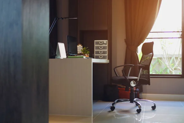 Travail de chaise et de table avec ordinateur PC à l'intérieur de la salle de bureau d'affaires à domicile le matin — Photo