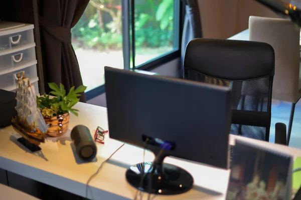Cadeira do assento e trabalho de mesa com computador pc dentro da sala de negócios home office no dia da manhã — Fotografia de Stock