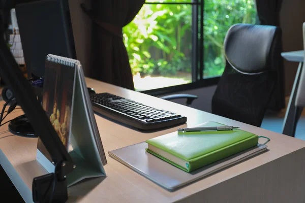 Diario e penna sulla scrivania del lavoro da tavolo all'interno del business home office — Foto Stock