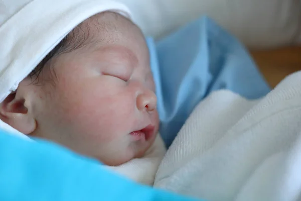 Bebê bonito recém-nascido dormindo doce sonho — Fotografia de Stock