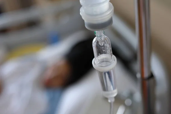 Iv infusionsvätska, lösning intravenös injektion läkemedel för läkning av patientsjukdom på sjukhus — Stockfoto