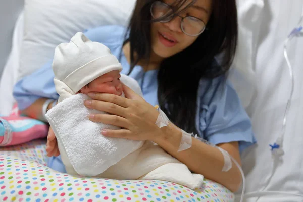 Madre genitorialità, mamma usando mano aiutare un bambino ruttare ruttare dopo l'allattamento al seno latte — Foto Stock