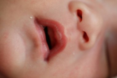 Ağzını ve burnunu kapat yeni doğan bebek yumuşaklığı hassas cilt