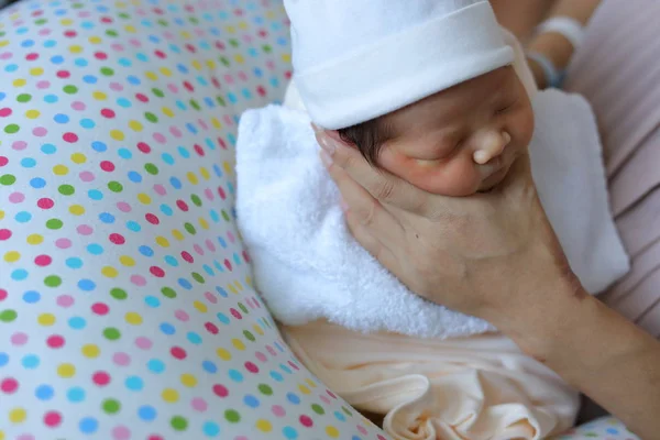 Mother parenting, mom using hand help a baby newborn belch burping after breastfeeding milk — Stock Photo, Image