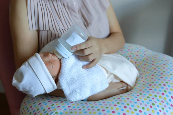 Madre genitorialità suo figlio, mamma che allatta per un bambino neonato succhiare il latte dalla bottiglia — Foto Stock