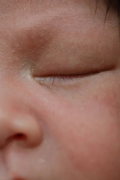 Primer plano ojo del bebé recién nacido durmiendo dulce sueño —  Fotos de Stock