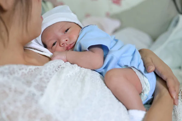 Pequeno bebê recém-nascido abraçando a mãe com amor — Fotografia de Stock