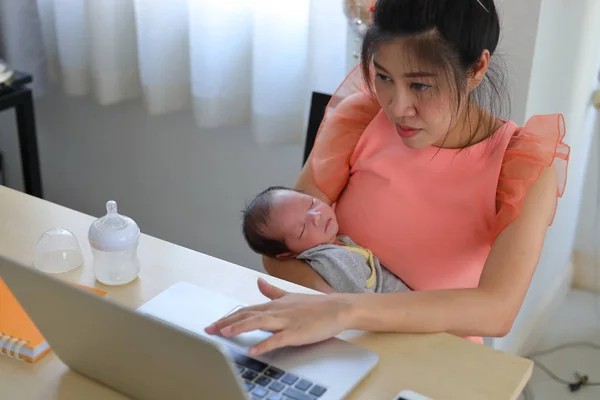 Mãe parentalidade um bebê recém-nascido dormindo em casa escritório, empresária digitando teclado laptop computador de mulher trabalhando — Fotografia de Stock