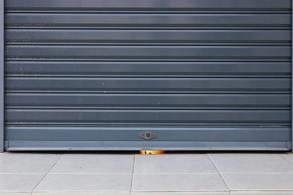 Μαύρη πόρτα ρολού κλειστή ασφάλεια στο γκαράζ του σπιτιού — Φωτογραφία Αρχείου