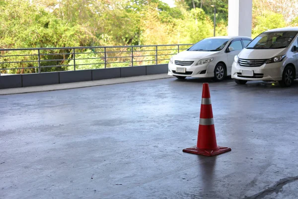 Bouwmaïs op straat, parkeerplaats in bedrijfsgebouw — Stockfoto