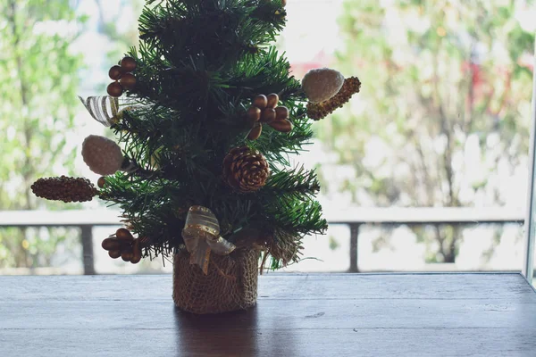 Adorno de navidad decoración en pequeño pino verde — Foto de Stock
