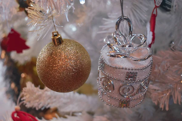 白色松树上的圣诞装饰品 — 图库照片