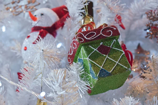 Kleine Geschenkschachtel Weihnachtsschmuck hängende Dekoration auf weißem Tannenbaum — Stockfoto